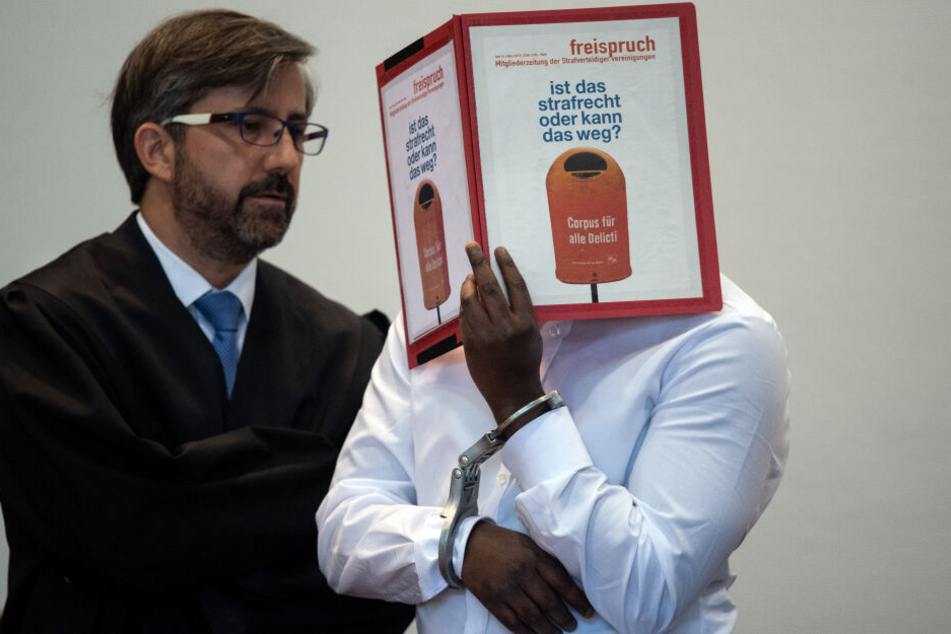 Der Angeklagte zusammen mit seinem Verteidiger beim Prozessauftakt am 21. Mai 2019.