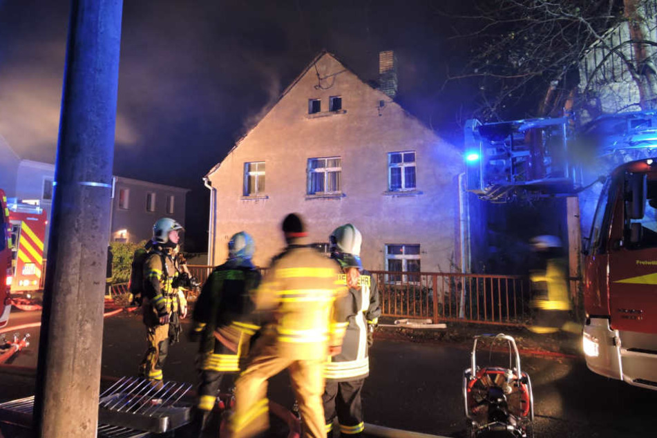 Dichter Rauch drang am Samstagabend aus dem Mehrfamilienhaus in dem Dörfchen Draschwitz bei Leipzig.