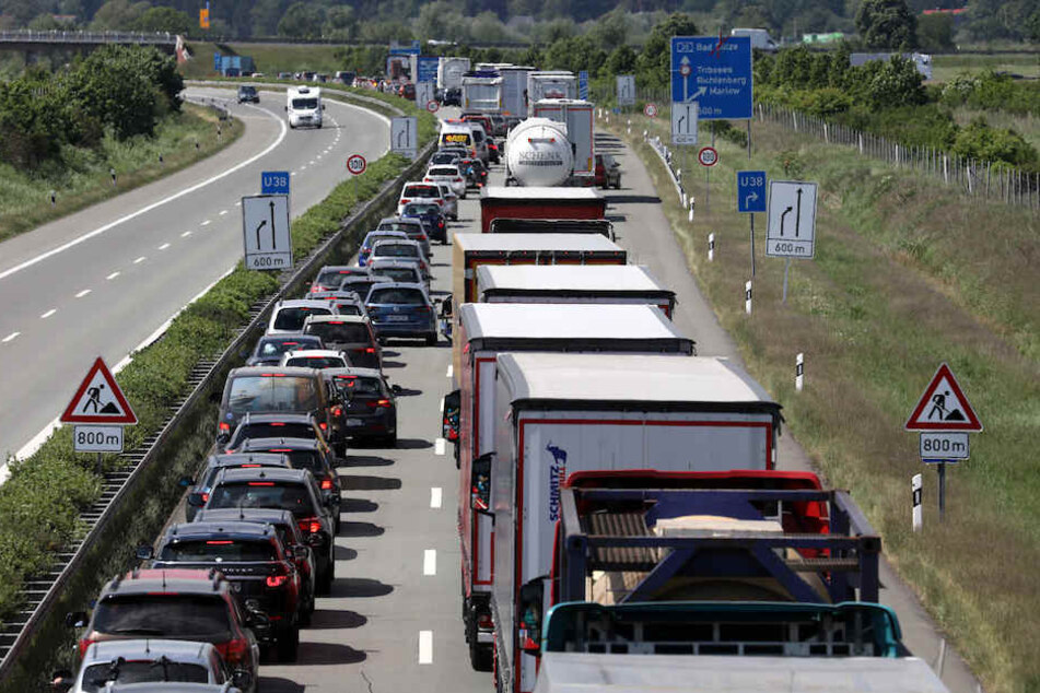 An der Baustelle wegen der weggebrochenen Fahrbahn der A20 passierte der Unfall. (Archivbild)