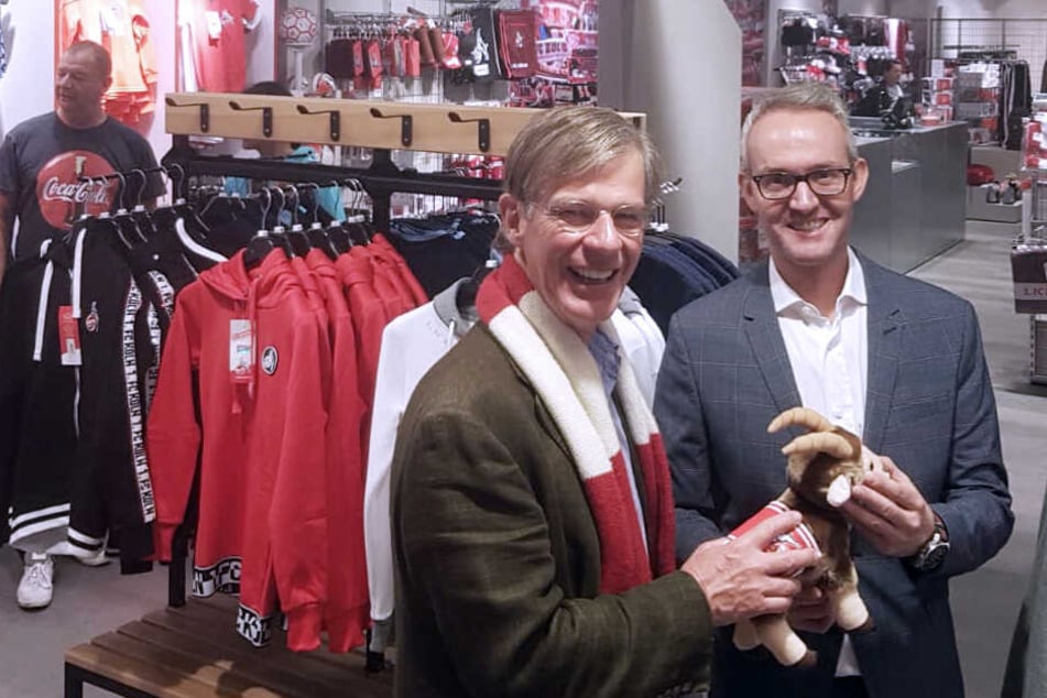 Effzeh-Vorstandsmitglied Jürgen Sieger (l.) und Effzeh-Geschäftsführer Alexander Wehrle guckten sich vor der offiziellen Eröffnung am Donnerstag bereits am Mittwoch den neuen Fanshop im C&A an der Schildergasse an.