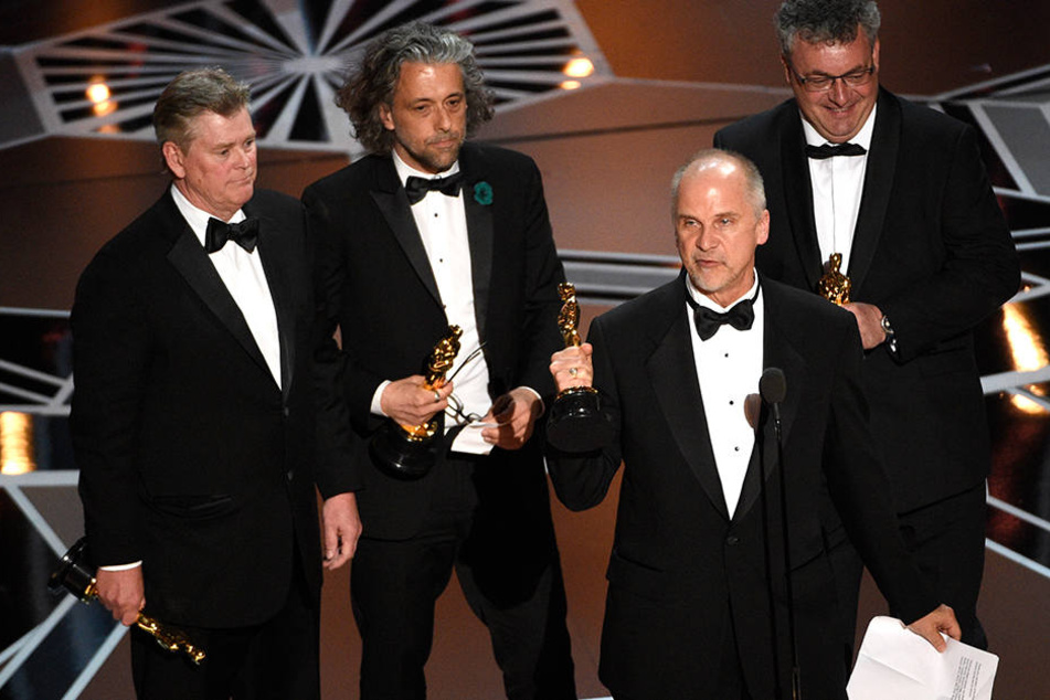 Gerd Nefzer (r) nimmt mit seinen Kollegen den Oscar für die besten visuellen Effekte für den Film "Blade Runner 2049" entgegen.