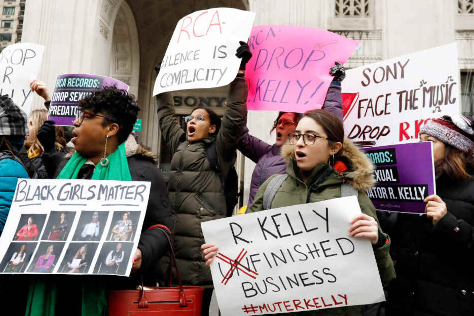 Aktivisten fordern am Sitz des Konzerns Sony Music in New York, dass dessen Label RCA seine Zusammenarbeit mit dem Sänger beendet.