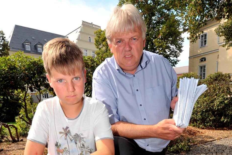 Hainichens Bürgermeister Dieter Greysinger (51, SPD) und Sohn Nico (11)
warten seit vier Wochen auf ihren Koffer.