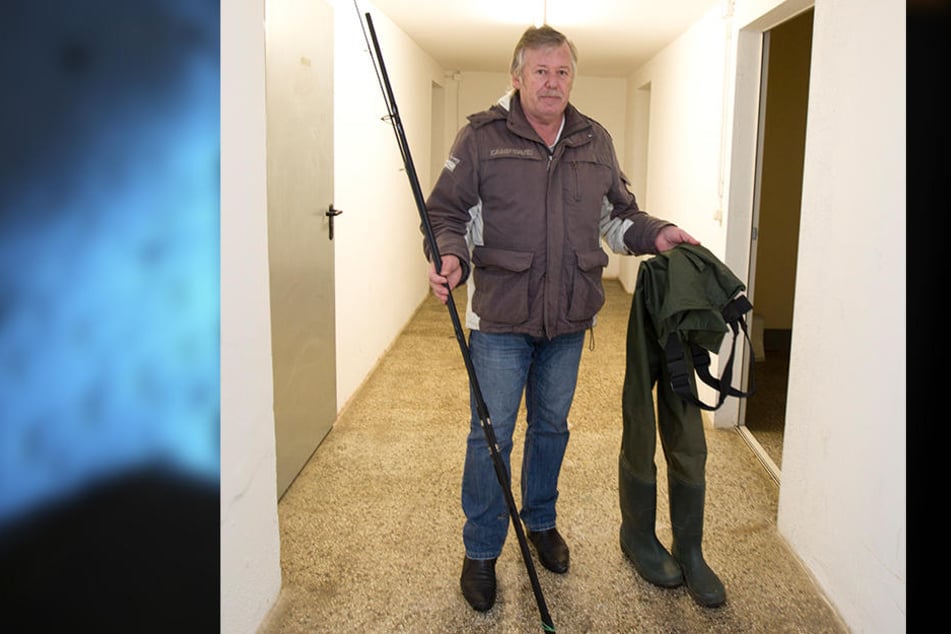 Eine Angel hat er noch, die andere wurde gestohlen: Gerd Lange (63) fühlt sich nicht mehr sicher.