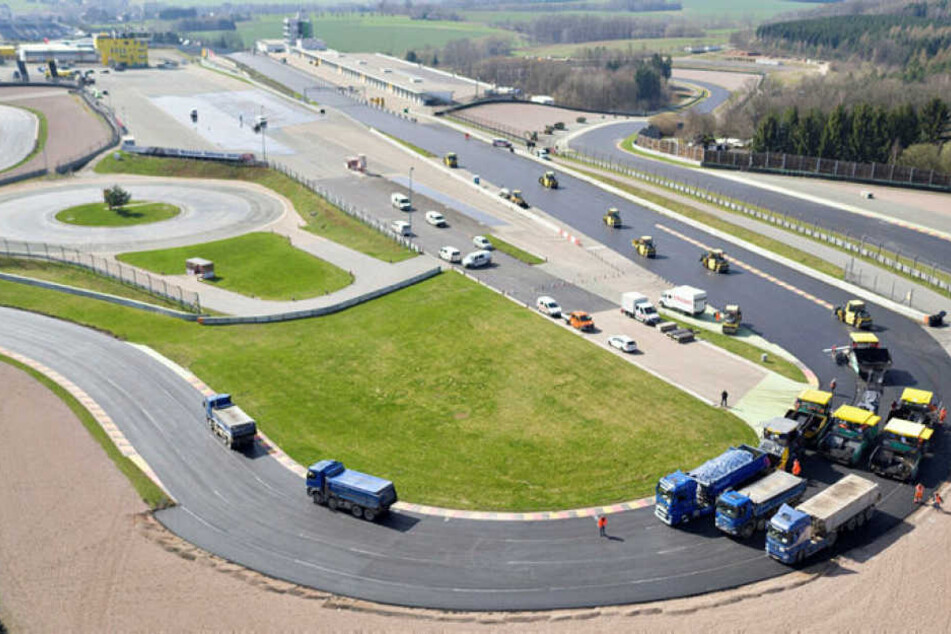 Der Sachsenring hat sich für sein Jubiläum und die kommende Motorrad-WM heraus geputzt. 3,8 Millionen Euro sind in die Erneuerung der Strecke geflossen.