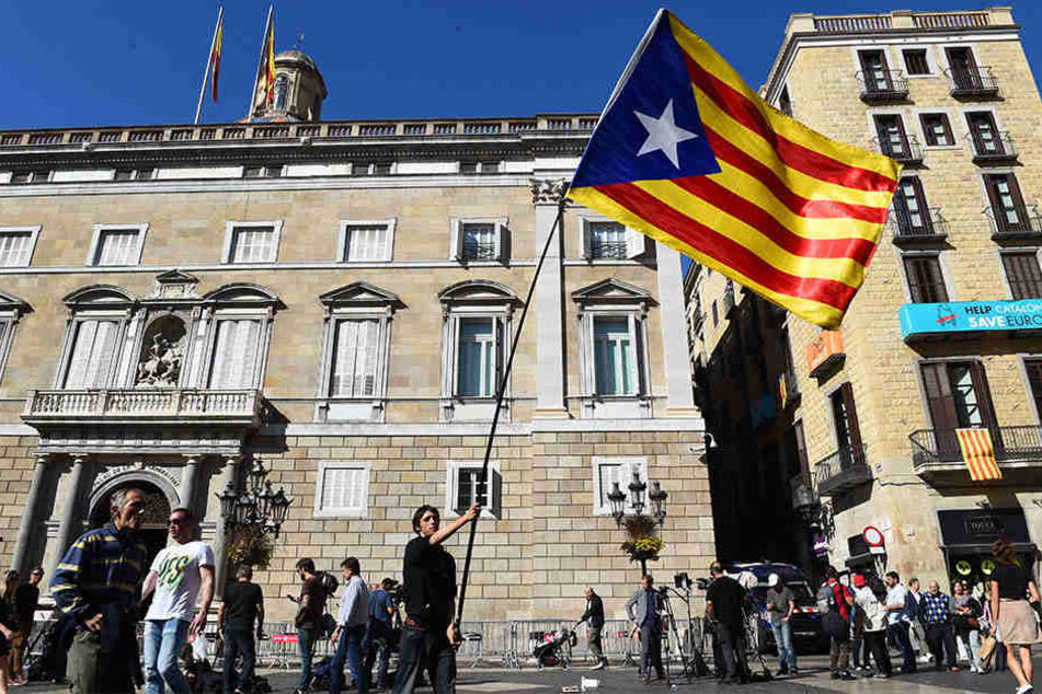 Ein Student schwenkte am Montag die Flagge Kataloniens vor dem Gebäude der Provinzregierung in Barcelona.