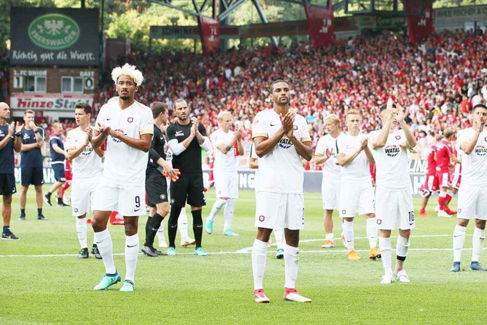 Im Hinspiel gab es Beifall für die Fans und die Spieler, aber keine Punkte. Morgen soll sich das ändern. Alle Auer wollen gemeinsam einen Sieg feiern.