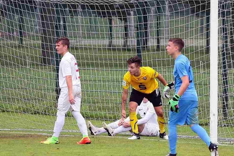 Vasileios Kapurani (gelbes Trikot) traf zum 2:0-Endstand für die "U17" gegen Elmsbüttel.