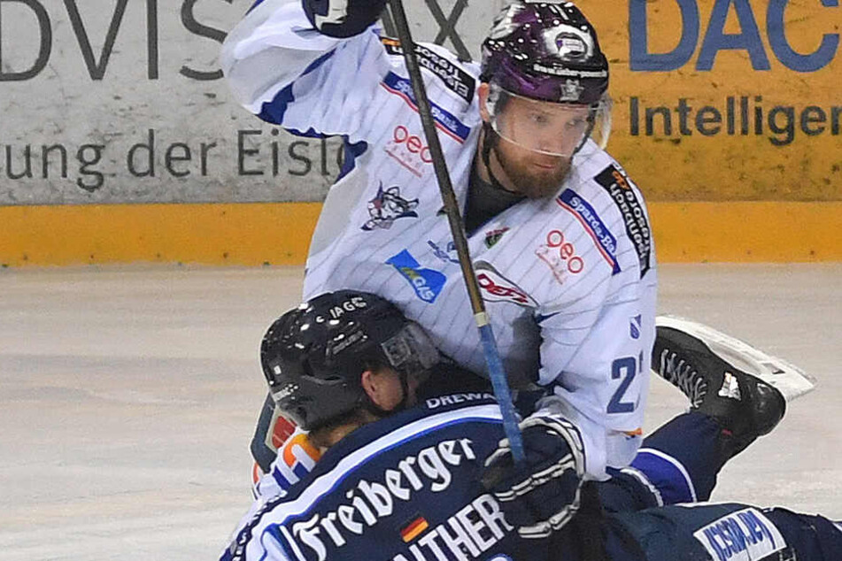 Marco Müller (hinten) behält gegen Timo Walther (Eislöwen) die Oberhand.