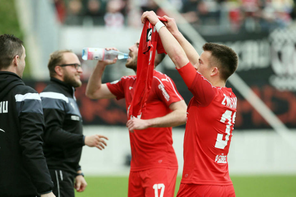 Patrick Göbel schnappte sich nach seinem Phantomtor das Trikot seines verletzten Bruders und hielt es Richtung Tribüne.