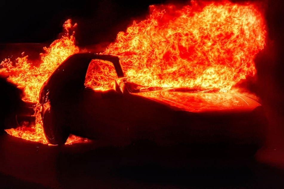 Die Fahrzeuge standen lichterloh in Flammen.