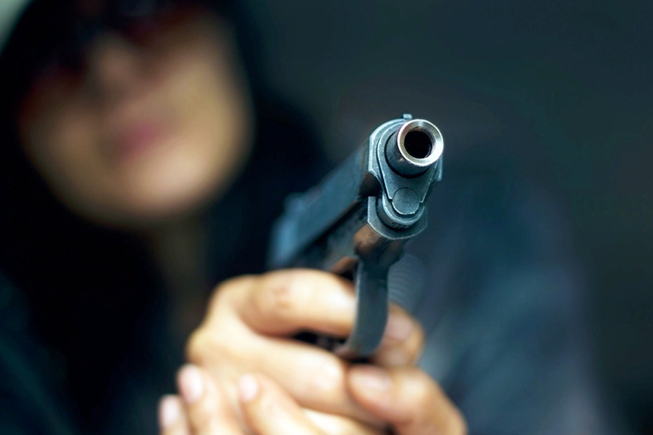 Mit vorgehaltener Waffe überfielen zwei Jugendliche eine Tankstelle und im Anschluss eine Bäckerei.
