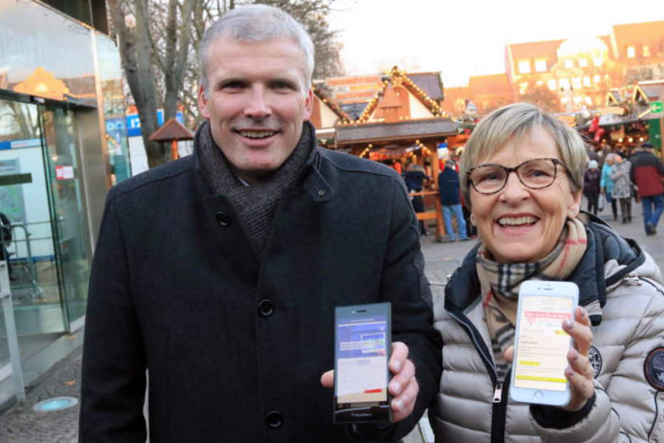 Andreas Bausewein (SPD) und Myriam Berg präsentierten am Dienstag das "W-Lan to go" auf dem Weihnachtsmarkt.