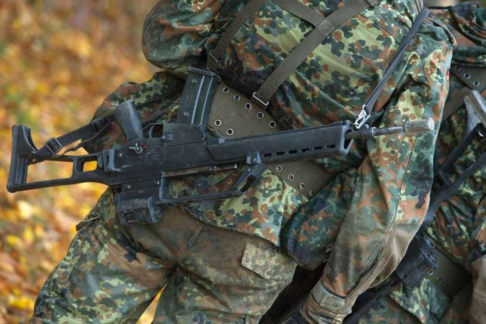 Vier Soldaten brachen bei einem Marsch zusammen, einer von ihnen starb später (Symbolbild).