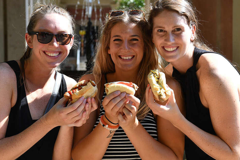 Die Bratwurst schmeckt den US-Amerikanerinnen echt gut.