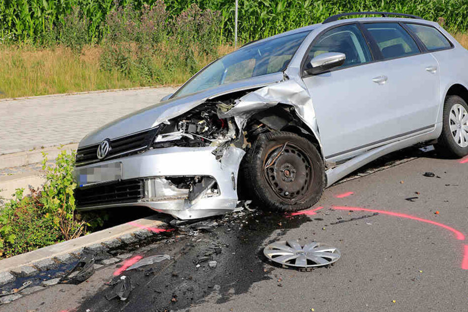 Der Volvo krachte noch frontal in einen VW.