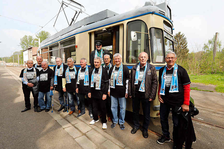 Die Mitglieder der Meistermannschaft von 1967 wurden mit einer historischen Straßenbahn abgeholt.