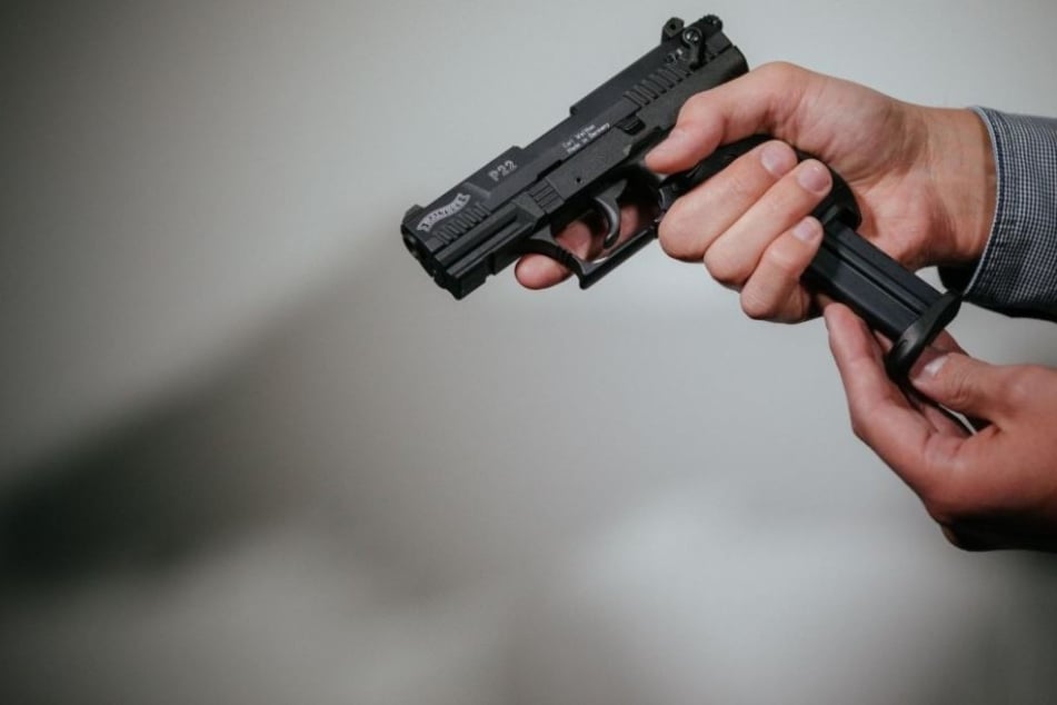 Der Täter soll aus einem Auto geschossen haben. (Symbolbild)