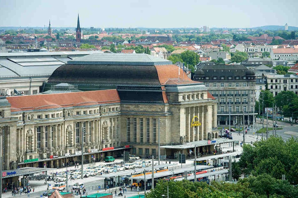 Beim Erinnerungsfoto vor dem Leipziger Hauptbahnhof wurde eine junge Frau beklaut.