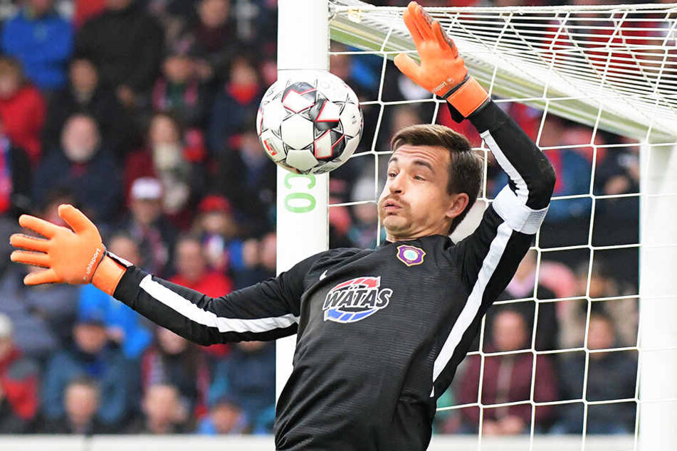 Aues Keeper Martin Männel fällt mit einer Knieverletzung gegen den Hamburger SV aus.