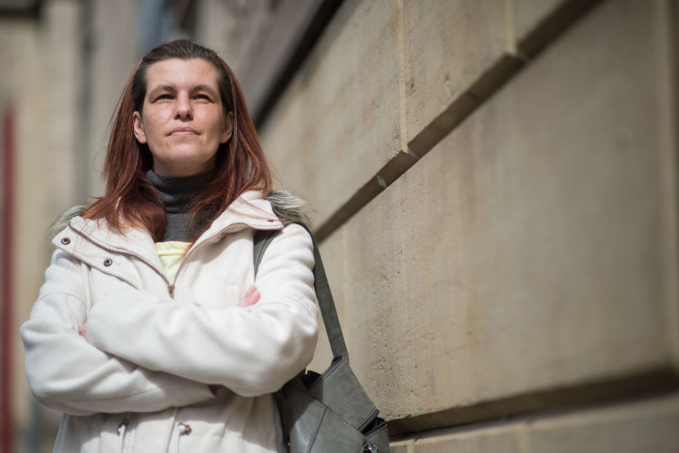 Sandra Schlensog steht in der Innenstadt vor einer Fassade eines Wohnhauses. Schlensog initiierte eine Online-Petition, mit der Gesundheitsminister Spahn (CDU) aufgefordert wird, Hartz IV selbst auszustesten. (Archivbild)