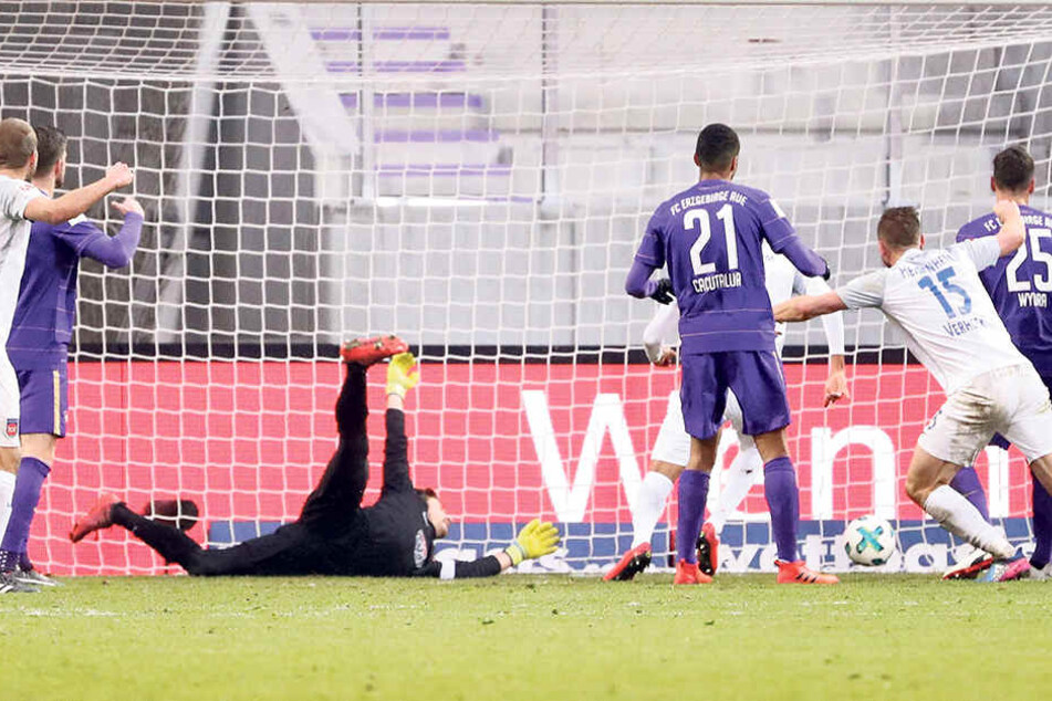 John Verhoek (Nummer 15) dreht jubelnd ab - gerade hat er den Ball
zum 1:1-Ausgleich ins Tor befördert.