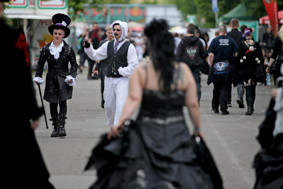 An jedem Pfingstwochenende bevölkern die Besucher des Wave-Gotik-Treffens das agra-Gelände in Leipzig-Dölitz. (Archivbild)