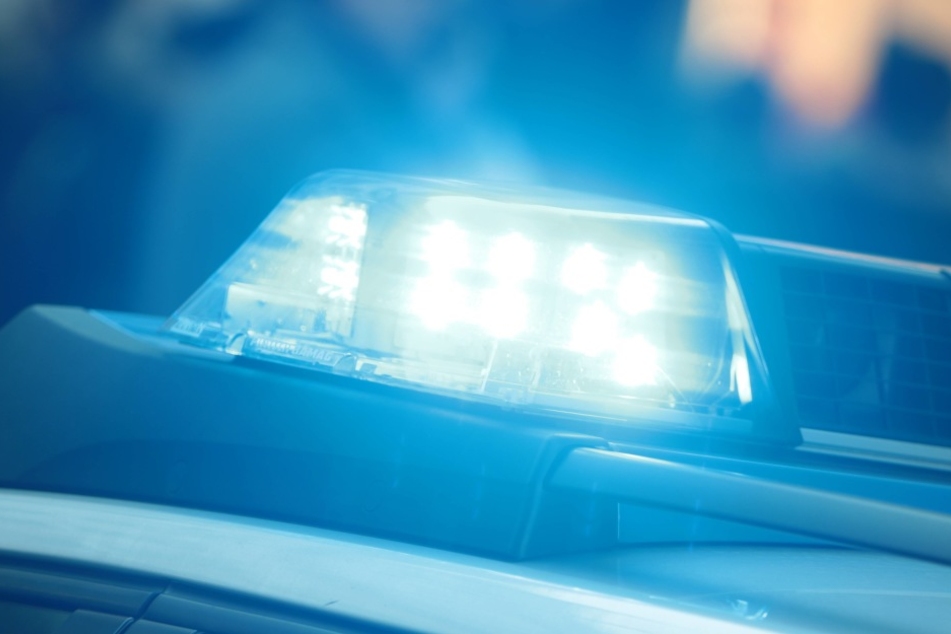 Als die Polizei eintraf, waren zwei Menschen bereits tot, der dritte starb noch an der Unfallstelle. (Symbolbild Polizei)
