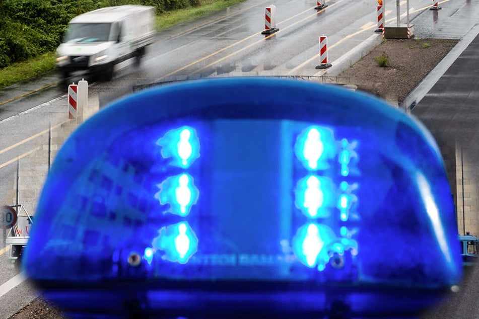 Mit einem vermutlich selbst gebastelten Blaulicht ist ein Autofahrer auf der A3 unterwegs gewesen.