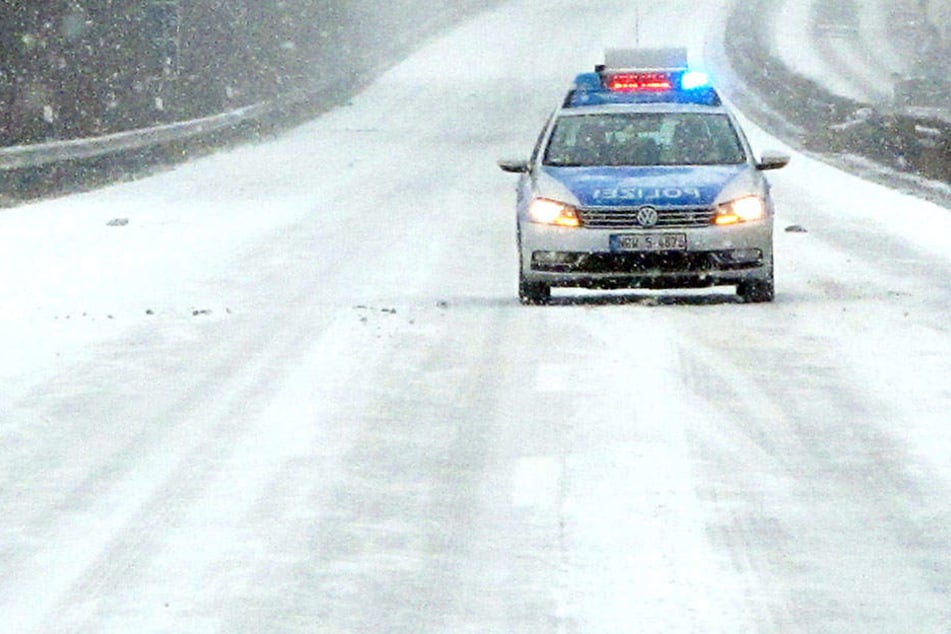 In Niedersachsen ist ein Reisebus bei Schnee und Eis verunglückt (Symbolbild).