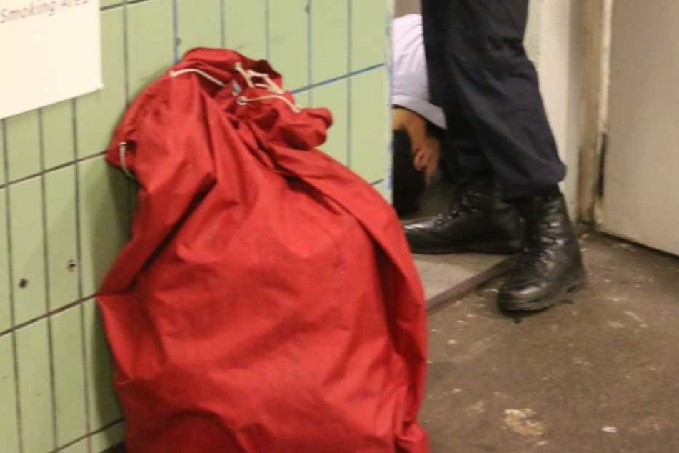 Einer der Festgenommenen wurde im ehemaligen Aufsichtsraum des U-Bahnhofs dort von der Polizei am Boden fixiert.
