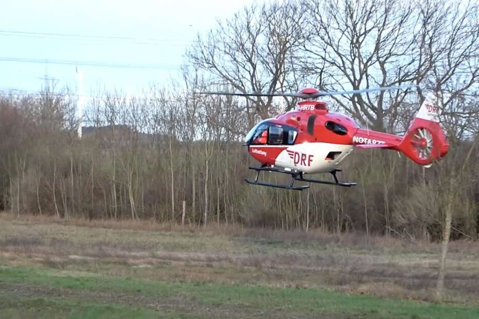 Ein Rettungshubschrauber brachte den Verletzten in eine Klinik.