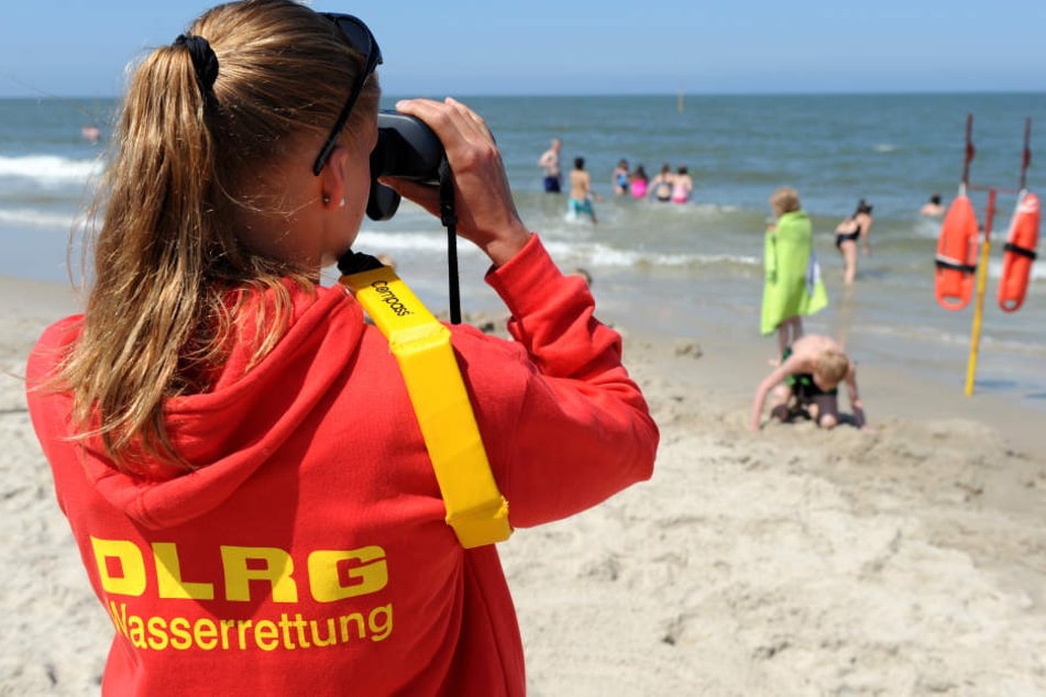 Eine Rettungsschwimmerin am Strand. (Symbolbild.)