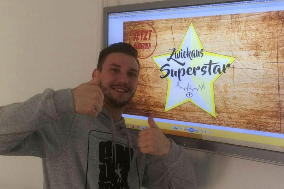 Rapper Smaxiz alias Christopher Kühn (26) mit dem brandneuen Logo von
„Zwickau sucht den Superstar“.