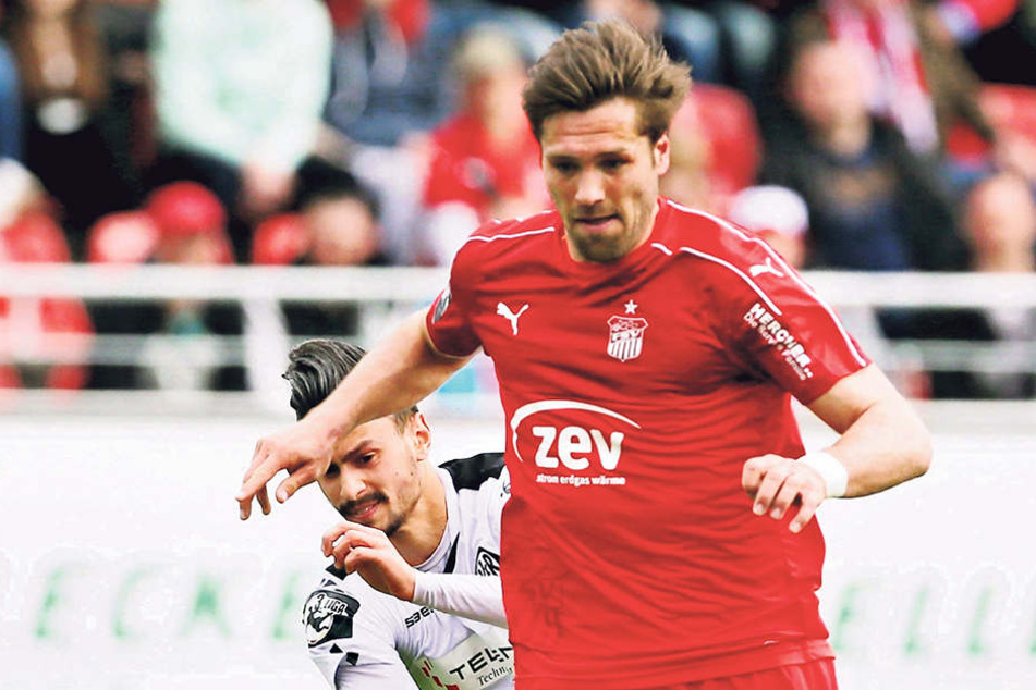 Zwickaus Stürmer Ronny König (vorn, gegen Aalens Alexandros
Kartalis) hat gute Chancen, in dieser Saison die Torschützen-Kanone der 3. Lia
abzustauben.
