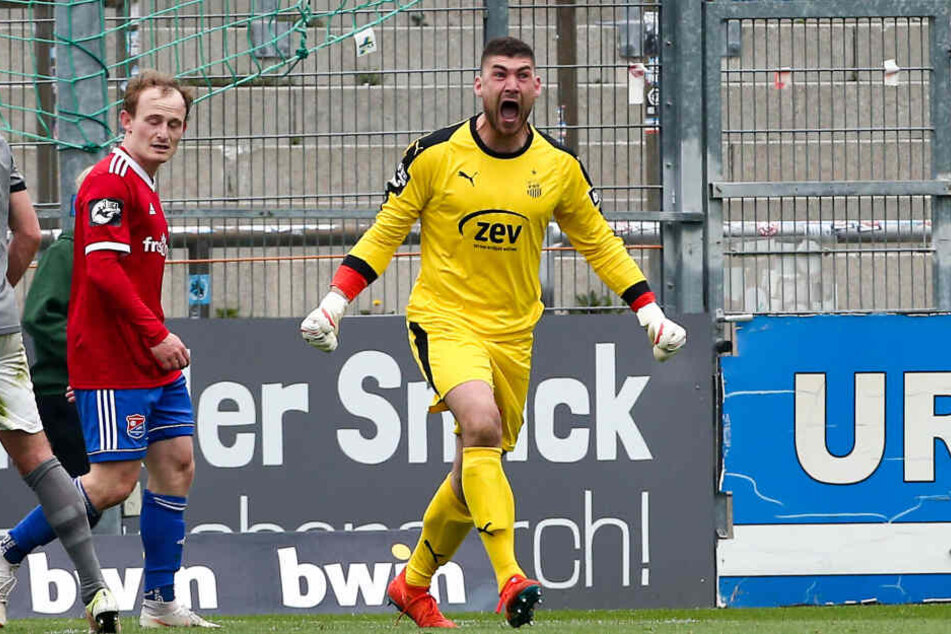 Johannes Brinkies schreit nach dem gehaltenen Elfer seine Freude heraus.