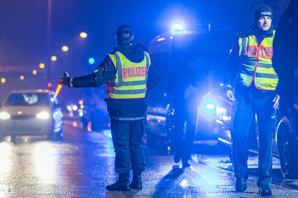 Beamte halten in Freiburg Fahrzeuge an. Hunderte Polizisten waren im Einsatz.