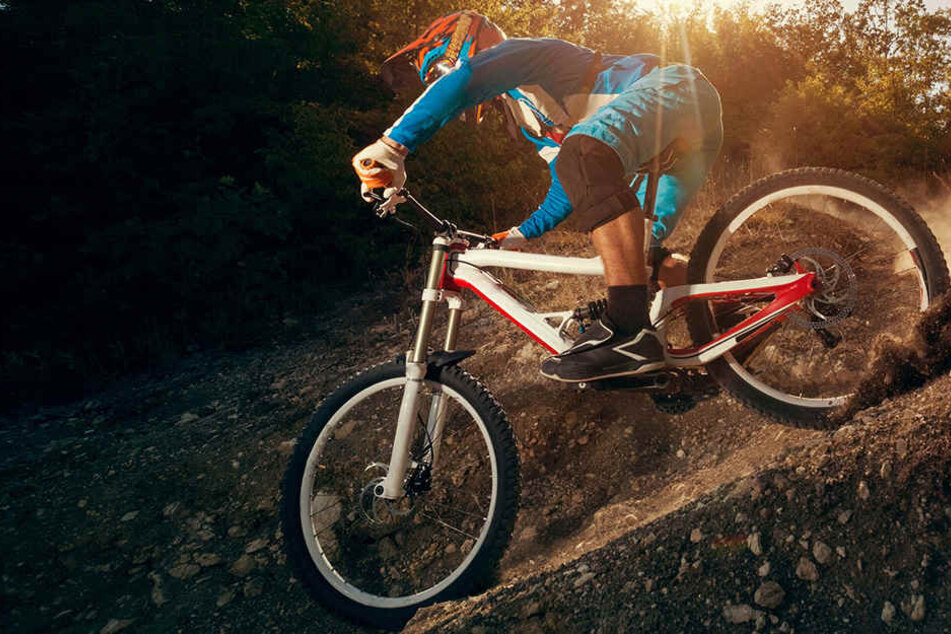 Immer wieder bauen Biker neue Strecken durch die Bielefelder Wälder. (Symbolbild)
