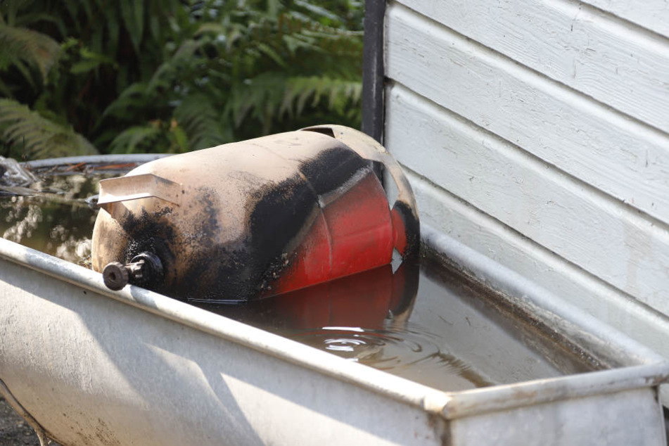 Die Gasflasche fing plötzlich Feuer.