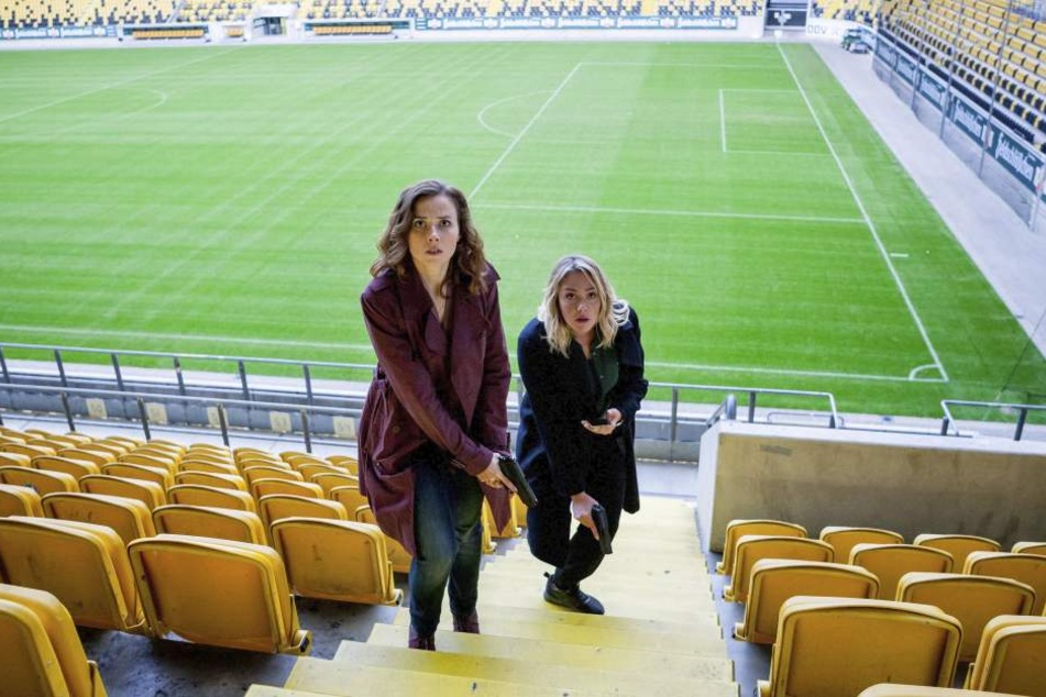 Die Ermittlerinnen Karin Gorniak (Karin Hanczewski, 35, l.) und Heni Sieland
(Alwara Höfels, 35) nehmen die Spur des Täters im Fußballstadion auf.