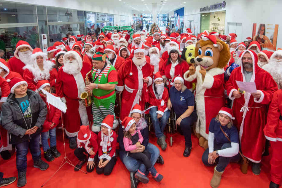 Ein Weihnachtsmannchor sang im Altchemnitz Center - dafür gab's 1000 Euro, die nun einem wohltätigen Zweck zugute kommen.