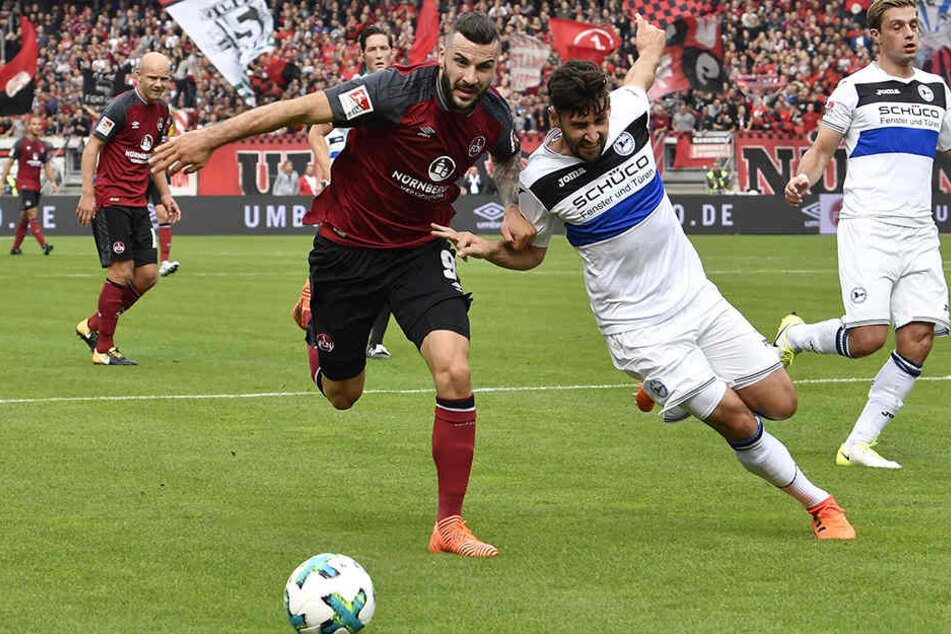Voller Körpereinsatz: Stephan Salger (r.) hatte in Nürnberg gut zu tun.