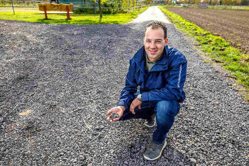 Stefan Seyfarth (30) zeigt
den feinen Baubruch von
der A4. Um ihn herum zwei
aufgefüllte Wege.