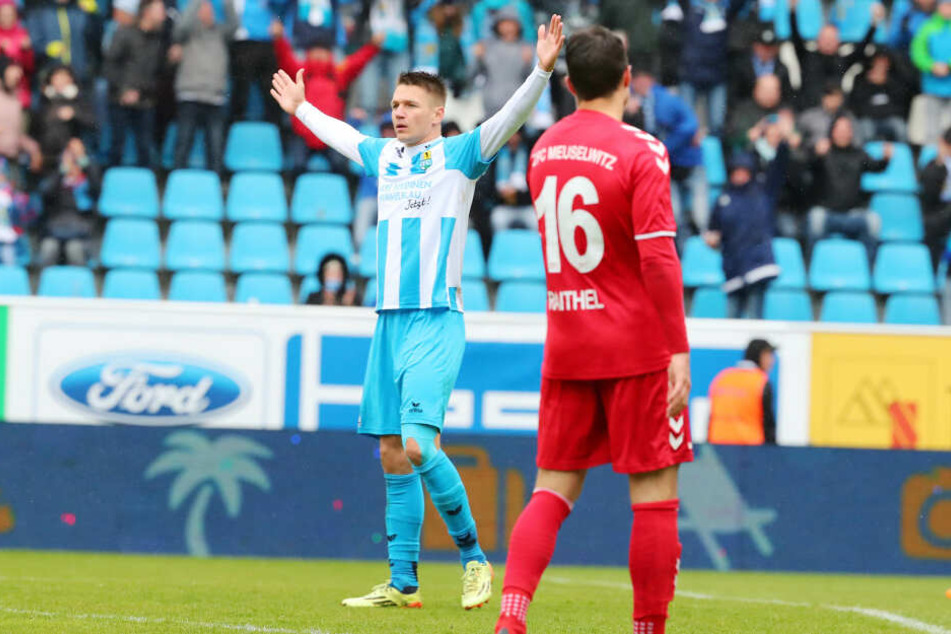 Torjubel nach dem Treffer zum 1:0 durch Torschützen Daniel Frahn.