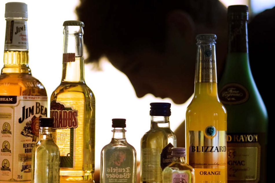 Weniger junge Menschen landen in Hessen nach dem Alkoholverzehr im Krankenhaus. (Symbolbild)
