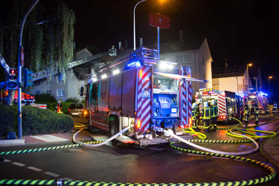 Mit 90 Einsatzkräften musste die Feuerwehr anrücken um den Brand unter Kontrolle zu bekommen.