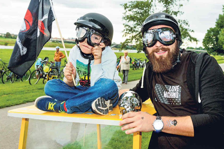 Waren drei Jahre lang nur Zuschauer, rasten jetzt erstmals mit: Piloten
Manuel (35) mit Sohnmann Fritz (6).