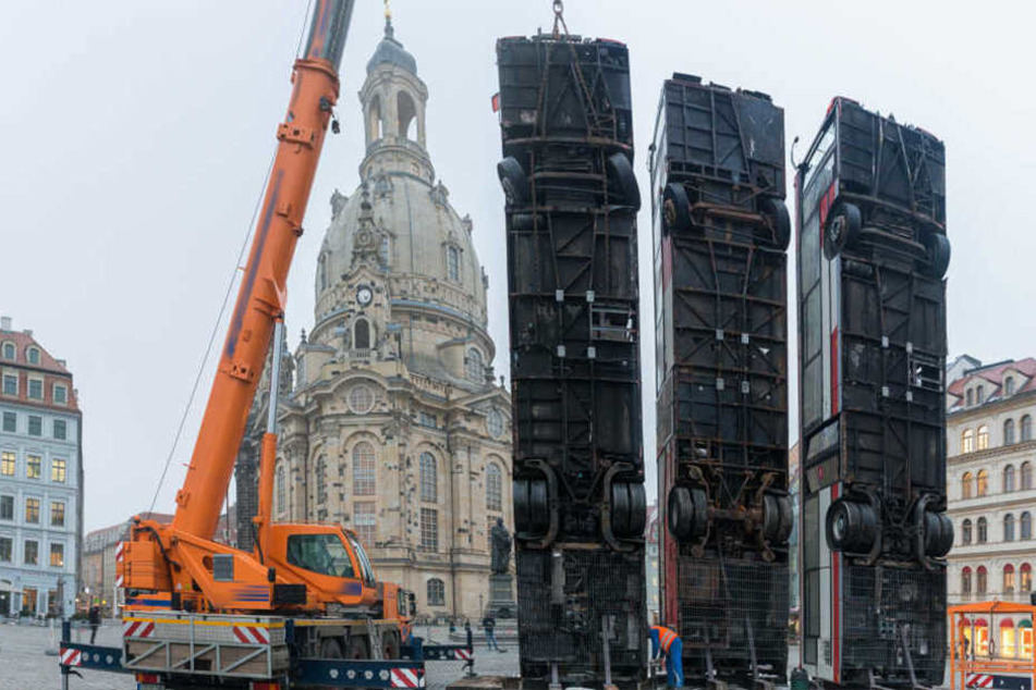Statiker untersuchten derzeit, ob die drei Busse eventuell vorübergehend hingelegt werden müssten (Archivbild vom Aufstellen der Busse).