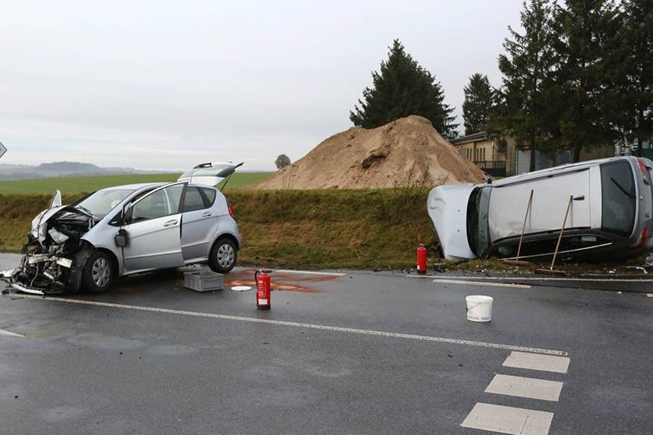 Der BMW landete im Straßengraben, beide Autos wurden schwer beschädigt.