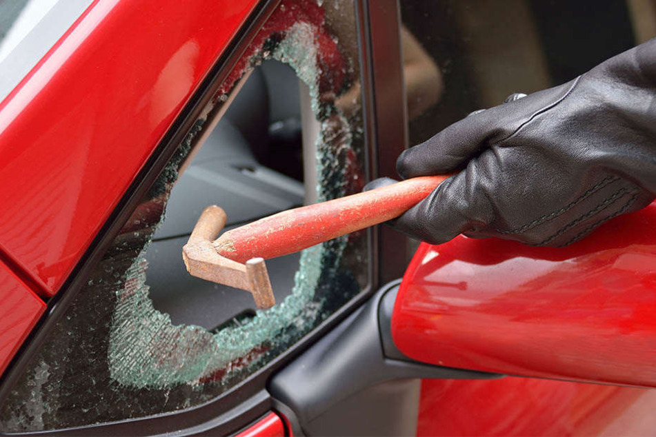 Der unbekannte Autoknacker hatte eine Seitenscheibe eingeschlagen, um an die Gegenstände im Fahrzeug zu gelangen. (Symbolbild)